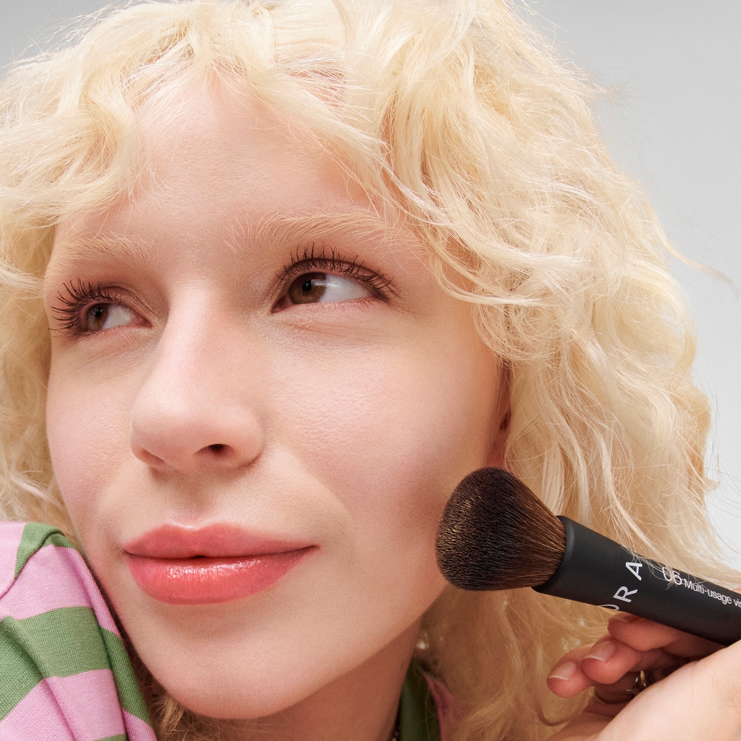 THE MULTITASKER FACE BRUSH-24 06 (BROCHA MULTIUSOS PARA EL ROSTRO)